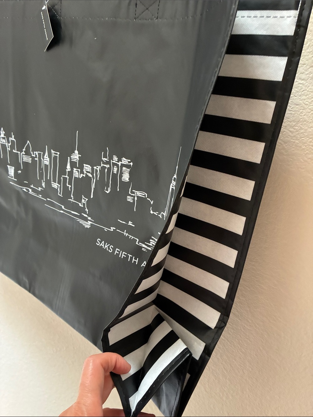 Saks Fifth Avenue TWO (M&L) Reusable shopping bag with White City Skyline